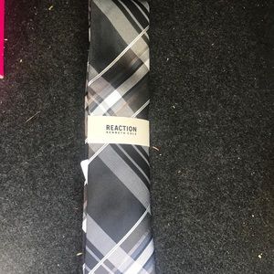 Men’s Kenneth Cole Tie TAG ATTACHED NEVER WORN